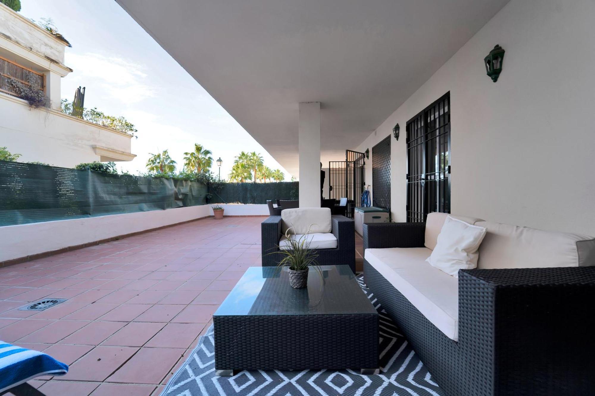 Con Enorme Terraza En Complejo Con Piscina En Nueva Andalucia - Lorcrimar Appartamento