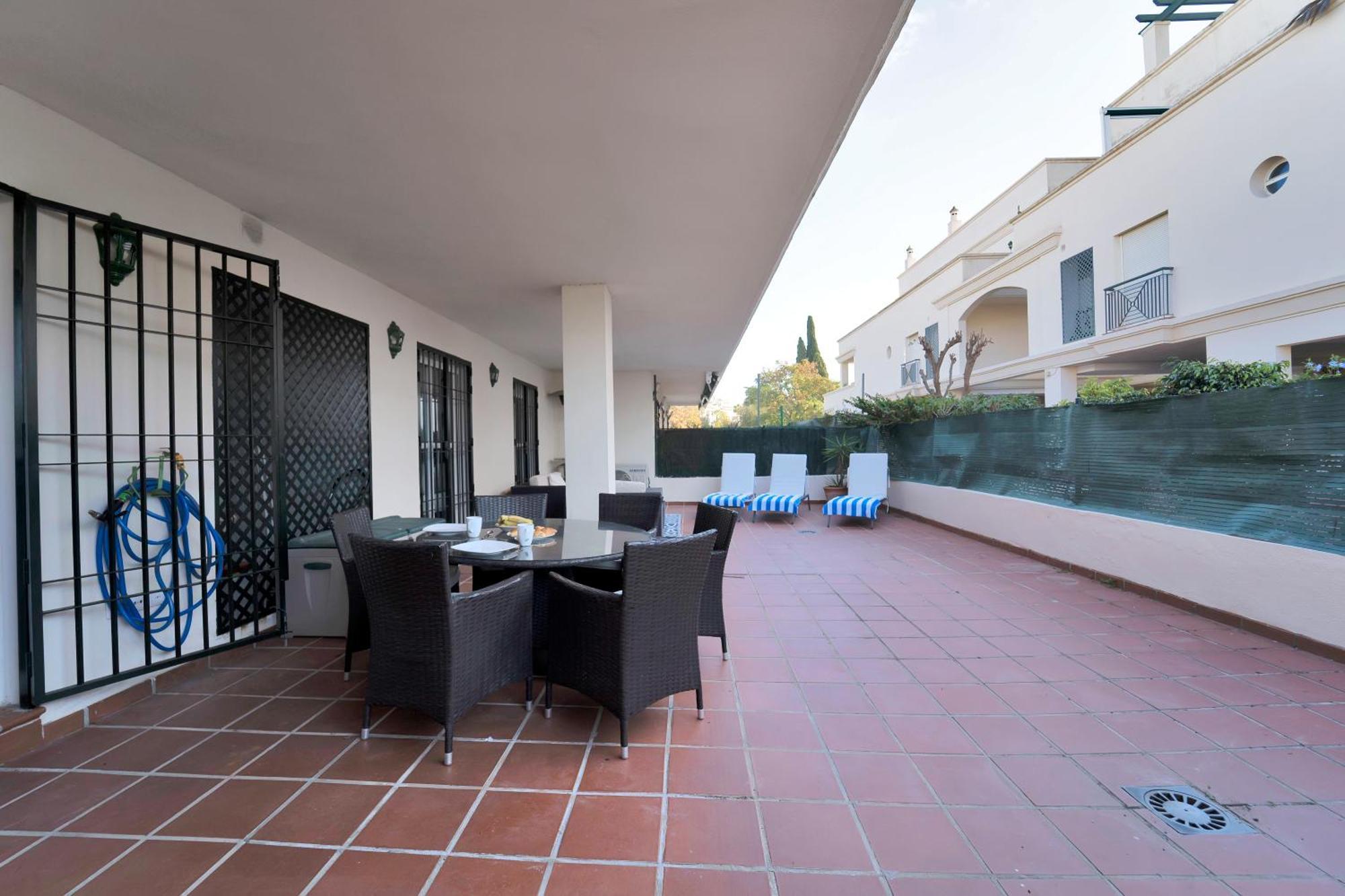 Appartamento Con Enorme Terraza En Complejo Con Piscina En Nueva Andalucia - Lorcrimar